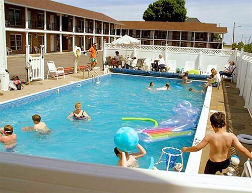 Continental Inn Cheboygan Εξωτερικό φωτογραφία