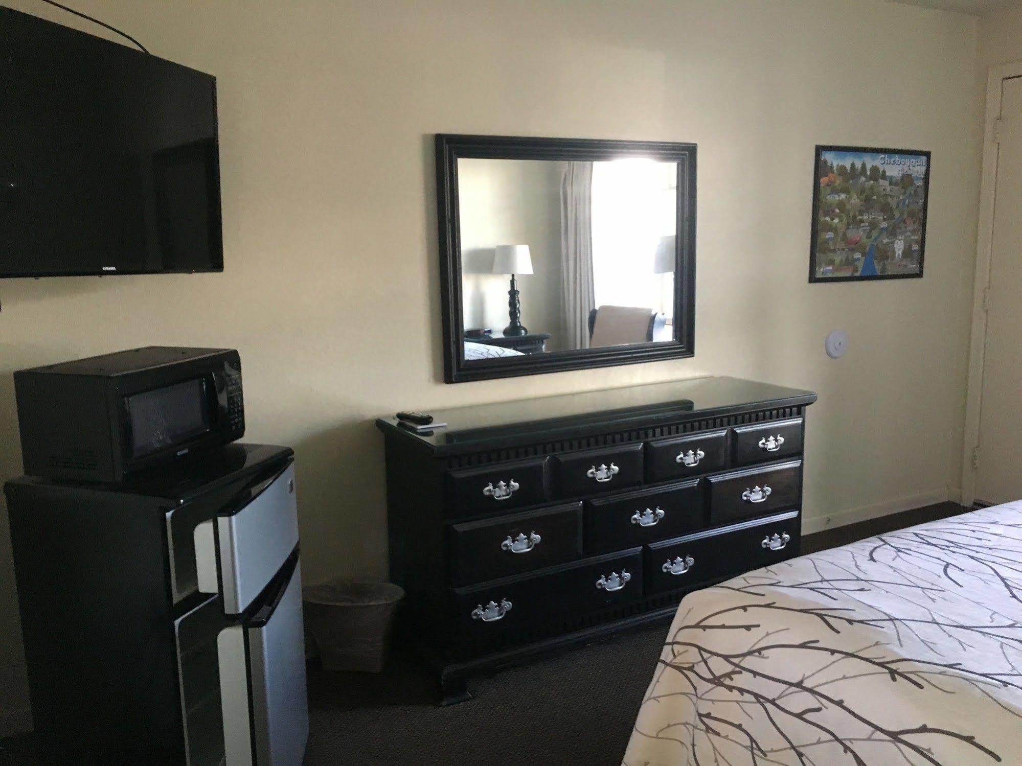 Continental Inn Cheboygan Εξωτερικό φωτογραφία